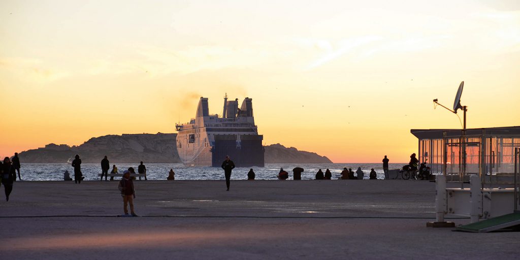 Nave da crociera in partenza dal porto ©Laurent Carte