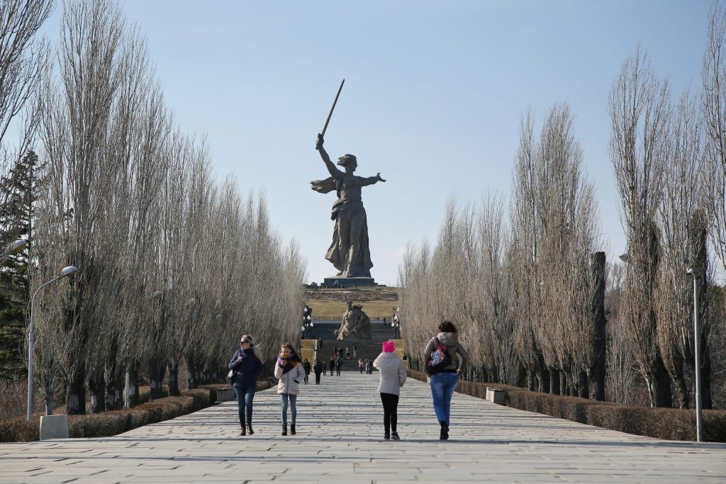 Viale dei pioppi piramidali che si ergono sull'attenti sulla cima della collina Mamayev Kurgan