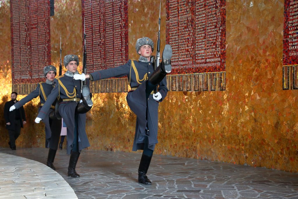 Cambio della guardia d'onore nella Sala della Gloria Eterna presso il memoriale della collina di Mamayev Kurgan