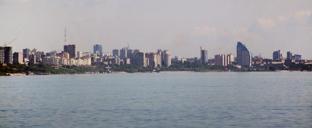 Un altro suggestivo panorama dal fiume Volga da cui in lontananza sono visibili gli edifici gemelli Volga Sails