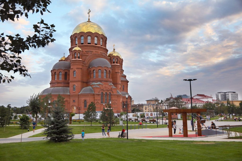 La Cattedrale di Aleksandr Nevskij, ultimata di recente, e il parco che la circonda