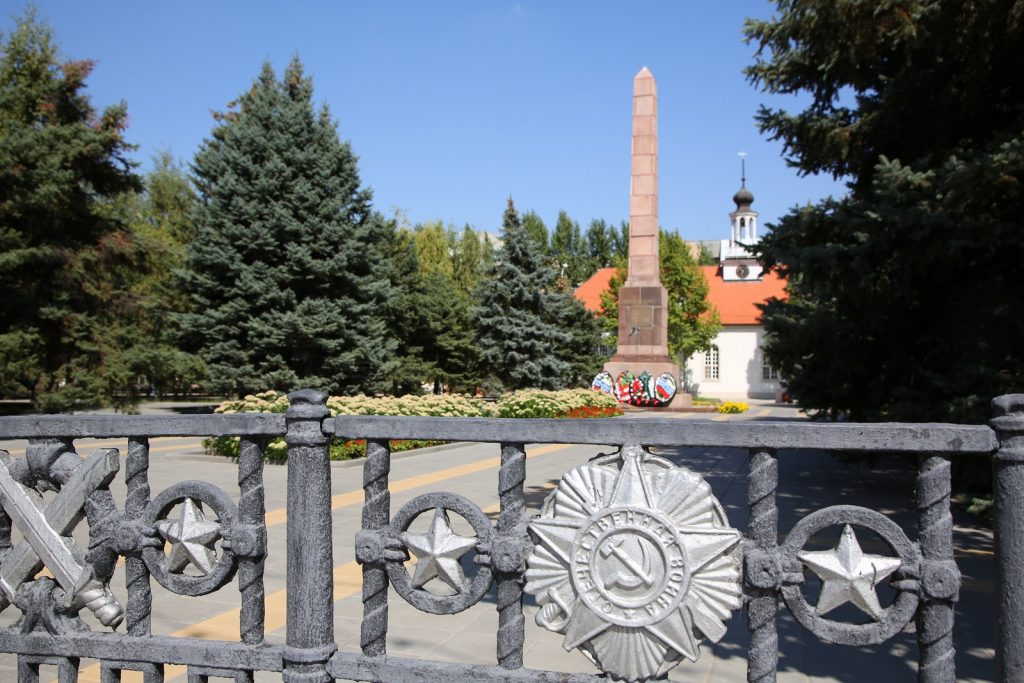 Riserva naturale della Vecchia Sarepta - sullo sfondo un'antica chiesa luterana e l'obelisco commemorativo