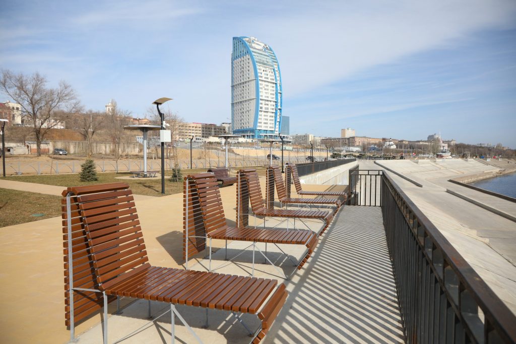 Punto di osservazione sorprendentemente confortevole sulla banchina