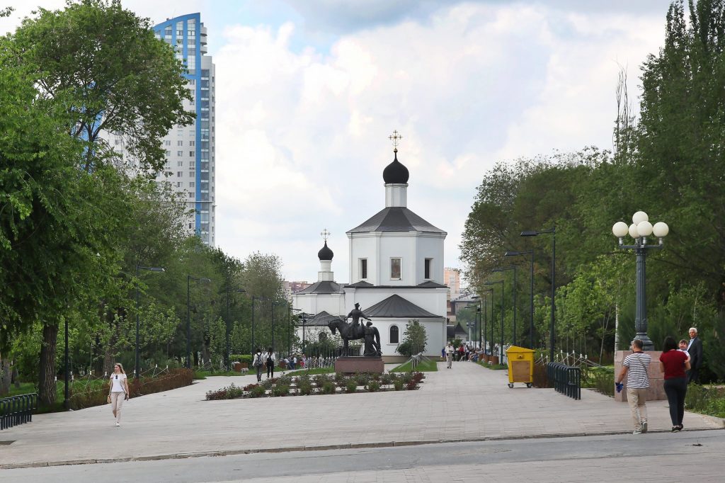 Tratto della banchina centrale che conduce ad una chiesa