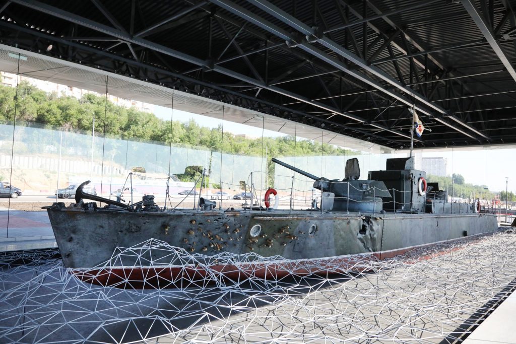 Relitto di guerra - una nave a grandezza naturale recuperata dal fondo del Volga con fori di proiettile e schegge