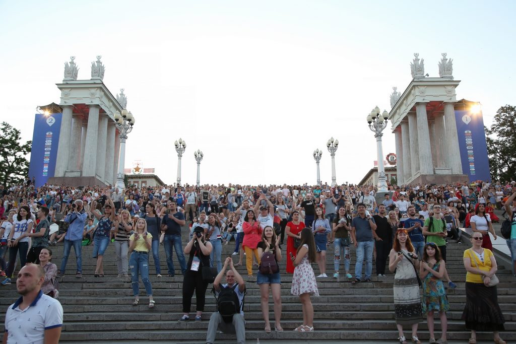 I famosi propilei in stile romano lungo la banchina centrale e la scalinata da cui si può assistere ai concerti