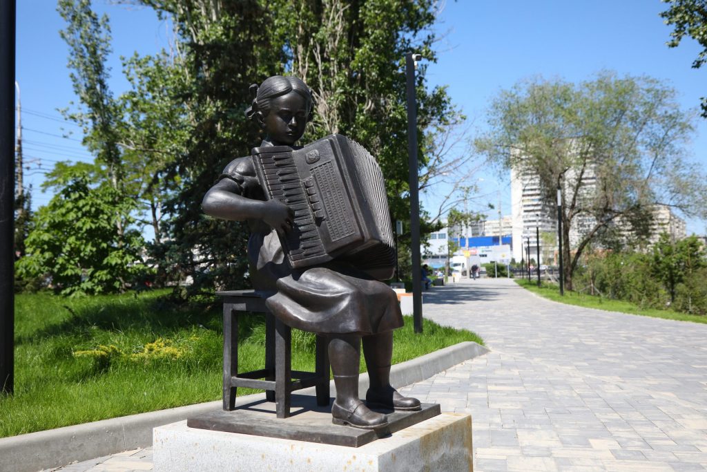 Parco Alexandra Pakhmutova dedicato alla famosa compositrice sovietica nata a Volgograd con la statua che la ritrae da fanciulla